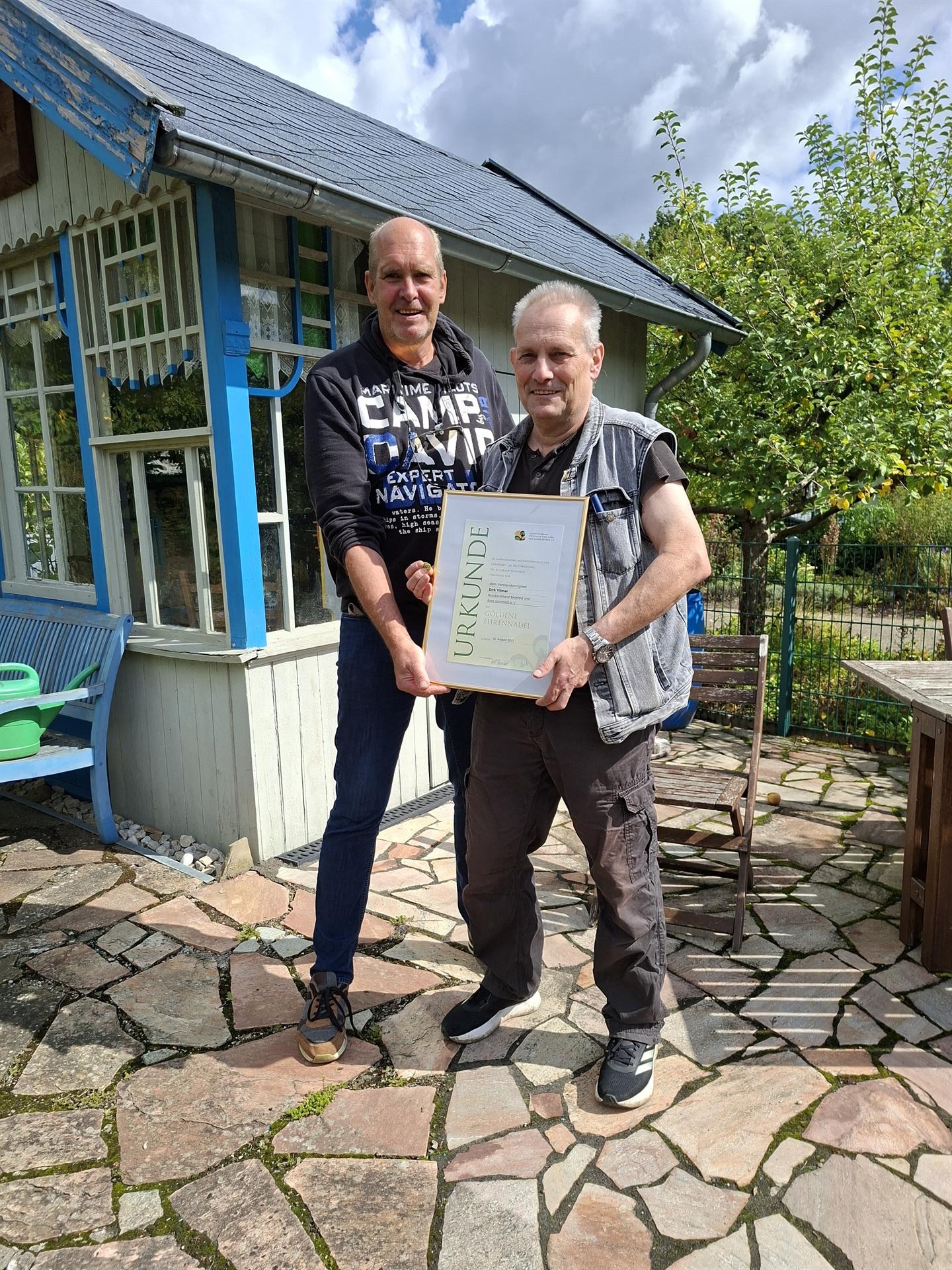 Übergabe der Goldene Ehrennadel an Dirk Vilmar