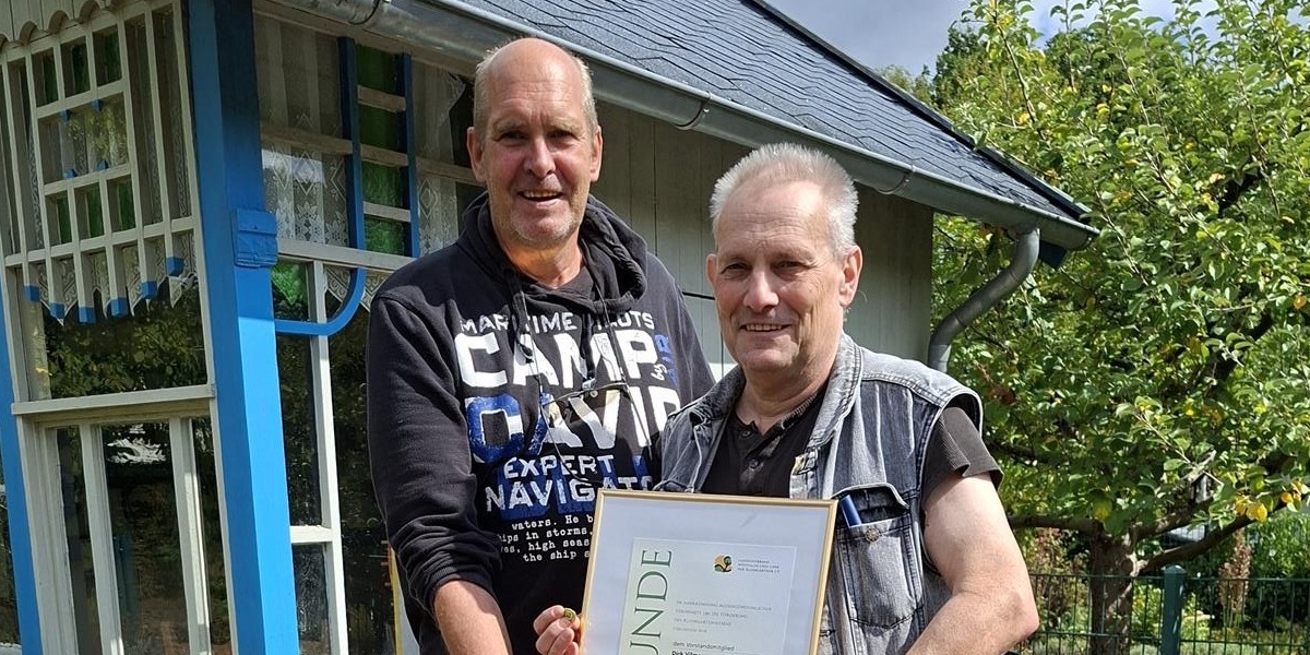 Übergabe der Goldene Ehrennadel an Dirk Vilmar